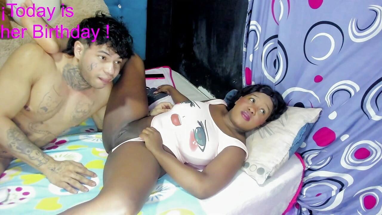 Pareja interracial chupando coño.