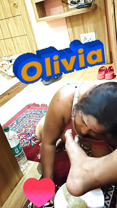برده اولیویا دسی فاحشه خانه دار پرستش و لیسیدن پاهای ارباب با خامه از پای ارباب پورن غذا سینه های زنجیر فلزی بیرون