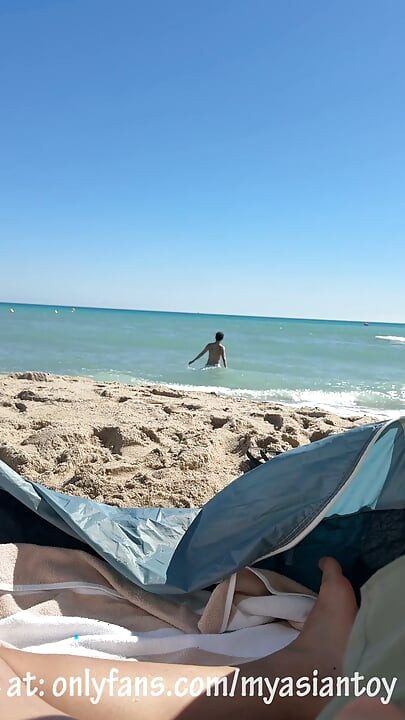 Urmăresc o asiatică fără sutien care se masturbează, îi place să fie privită și îmi suge pula
