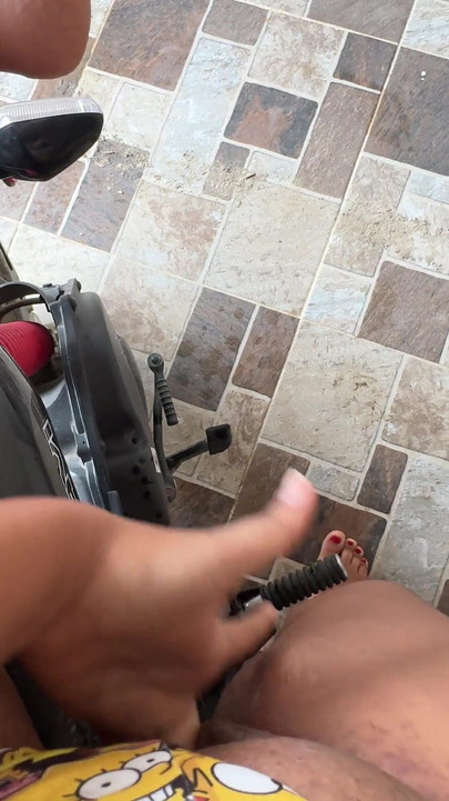 Saya benar-benar gila melancap di hadapan jiran baru saya