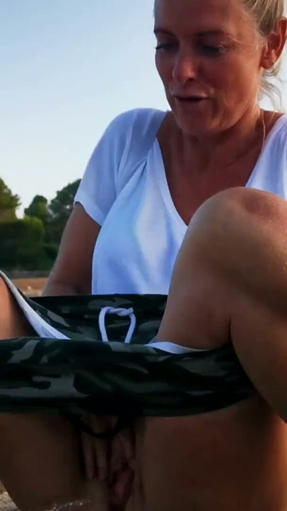 Szexéhes MILF pisscunt a DirtyTina-val I. rész 2 | Klip 2