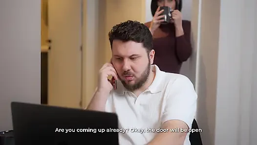 Sekreter Marimoore karısı yan odadayken bir yarağı gırtlağına kadar alıyor ve patronuyla sert seks yapıyor