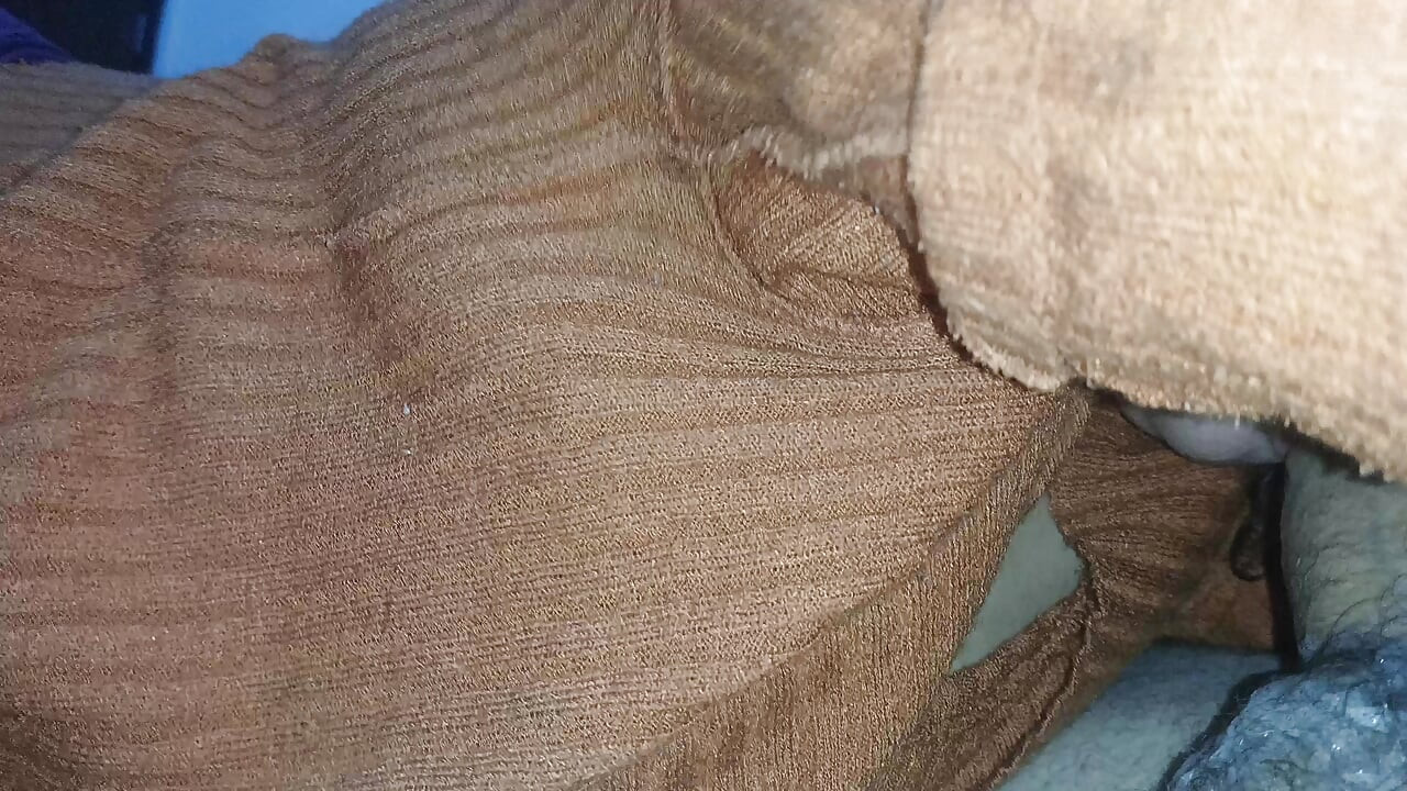 PRIMER PLANO: BURBUJEANDO TU DELICIOSA SALIVA CALIENTE POR TODA LA POLLA DURA