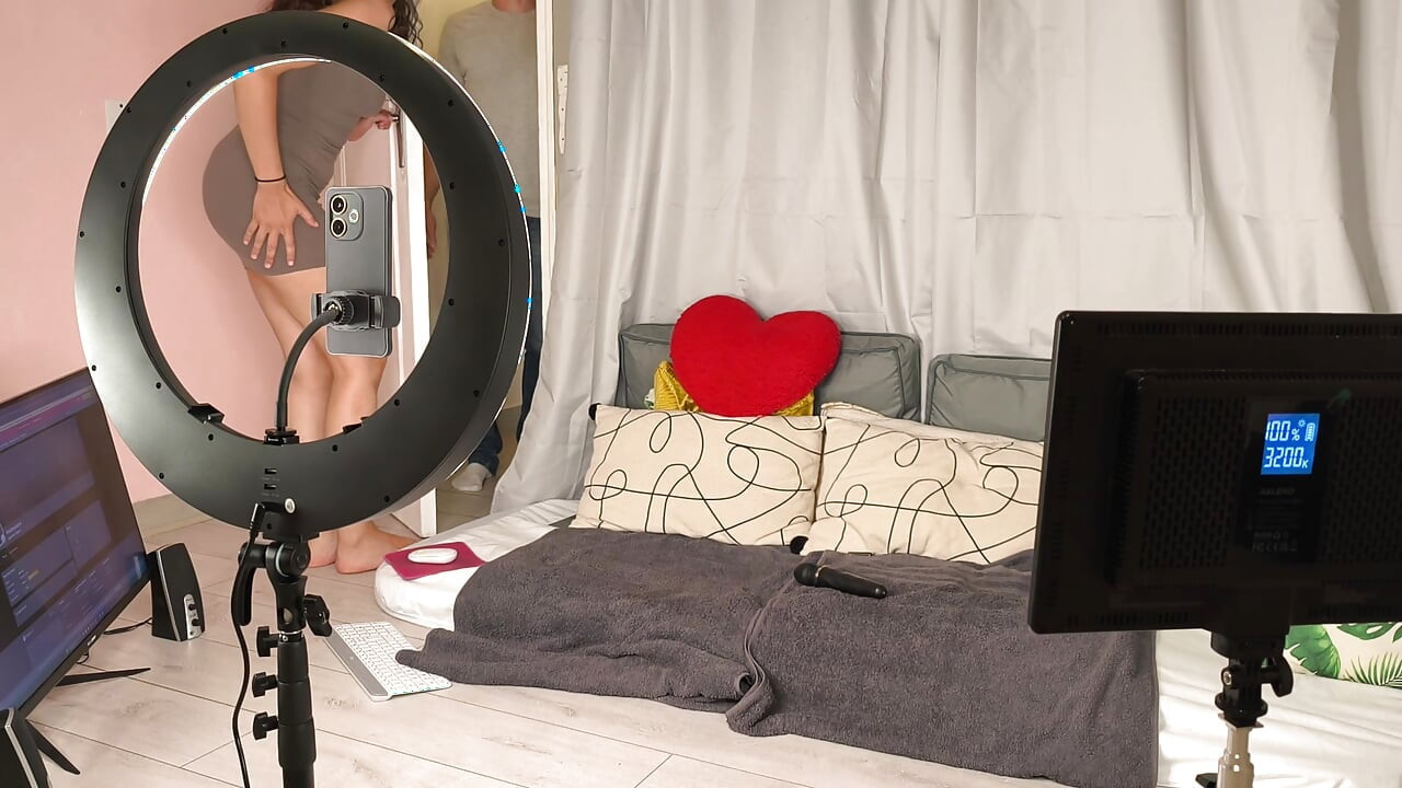 Camgirl francesa grita alto na live - vizinho entra, creampie e squirt