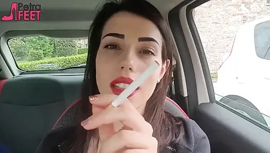 Petra cantik merokok di mobilnya
