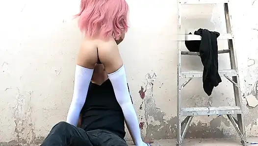 Squirting auf das gesicht meines freundes in einer öffentlichen Gasse
