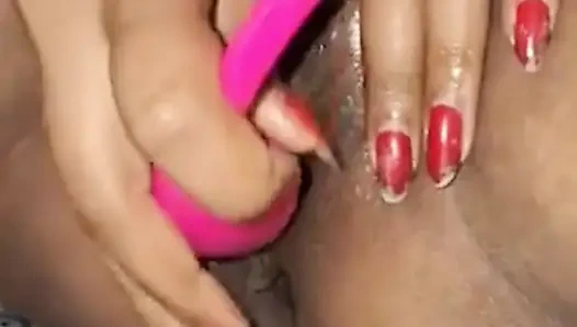 Фигуристая жена играет с киской