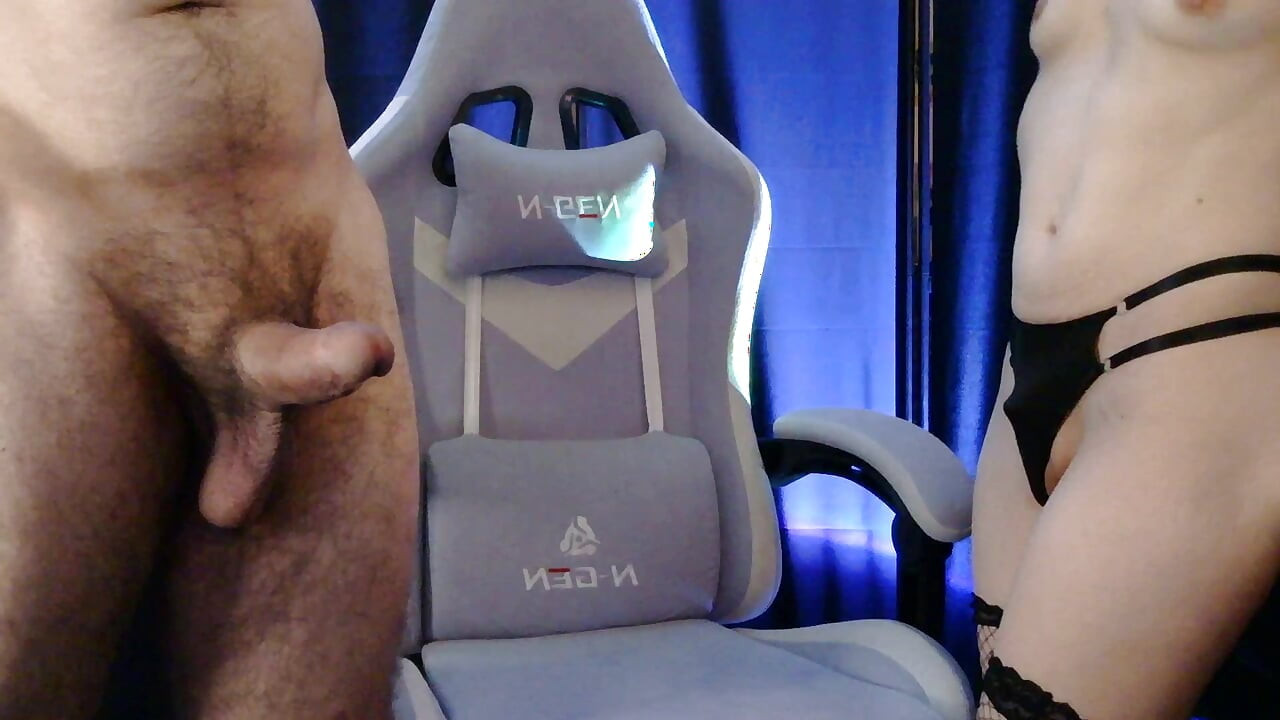 Gamer Step-Sis Happily Takes Massive Facial on Stream