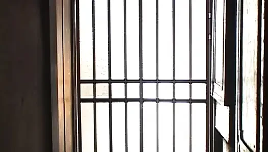 P128G05 Nazik bir annenin önünde bir adam tarafından kucaklandığı sıradan Showa devri cityscape'inde şehvetli bir erotik dram dizisi