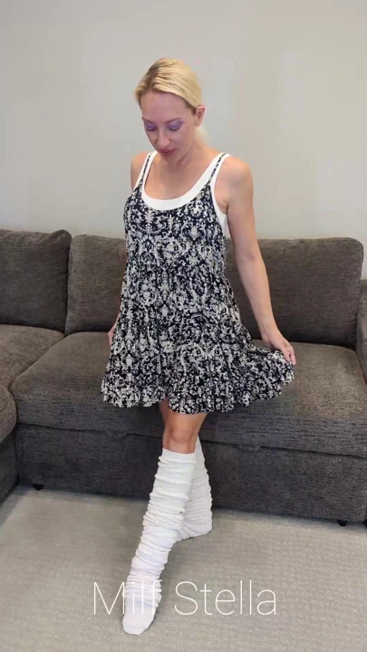 穿着连衣裙的斯洛奇袜子被双插