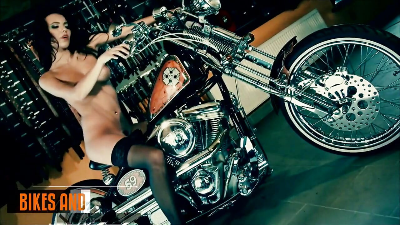 Vanessa Decker - bicicletas y chicas tv sexy videos