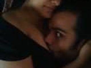 Un couple indien s&#39;embrasse et se fait lécher les seins