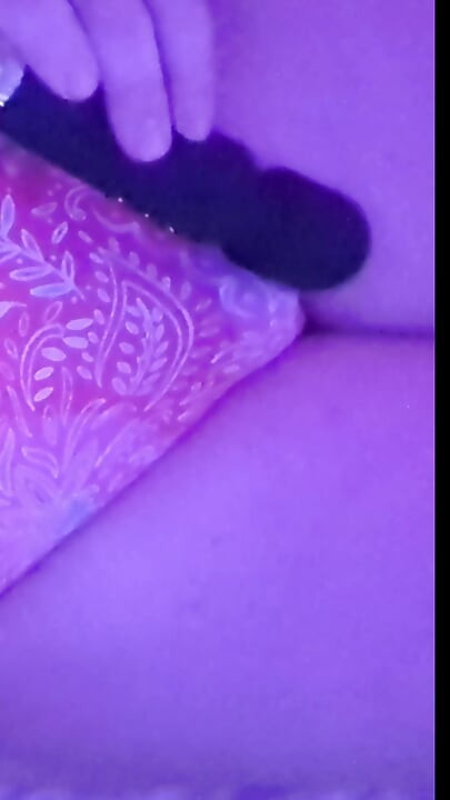 Transflicka stönar när hon använder sin vibrator