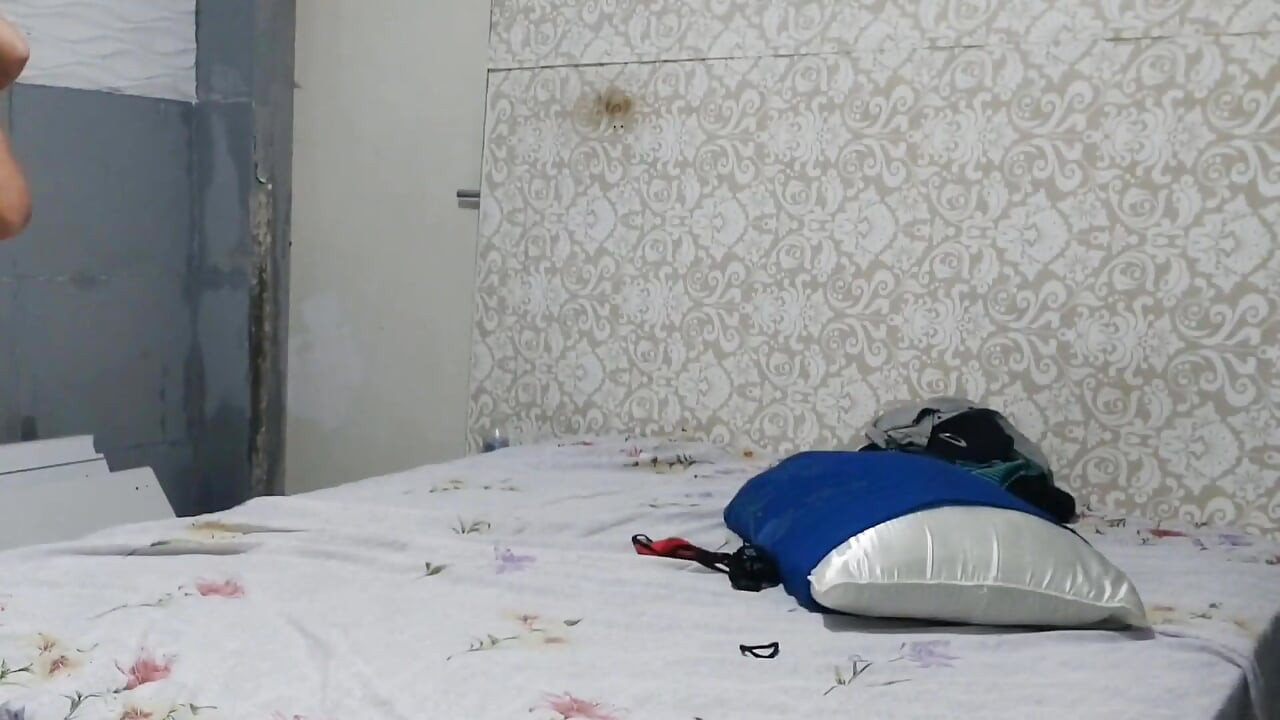 Elbiseli hizmetçi patronu baştan çıkarmak için kırmızı külotunu gösteriyor