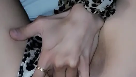 Porno izliyorum ve o kadar heyecanlanıp kendime dokunuyorum