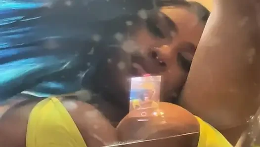 İri göğüslü zenci kız temiz bir sandalyede yağlanmış göğüslerini ovuyor ve dildosunda oturup kalkıyor