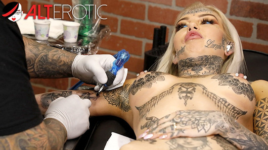 Amber Luke se masturbe en se faisant tatouer