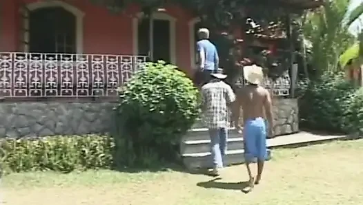Azgın kovboylar çiftlik işçisi ile sikişiyor