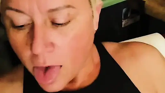 Nikki Suxxx делает курящий минет