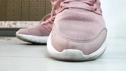 Kaus kaki kotor yang berkeringat di gym pemujaan