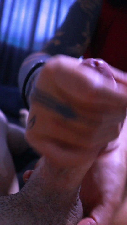 Zärtlicher Blowjob einer sexy Schulmädchen mit geteilter Zunge und Tattoos | Clip 2
