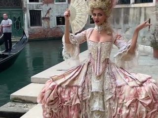 Victoria Justice in jurk in Venetië