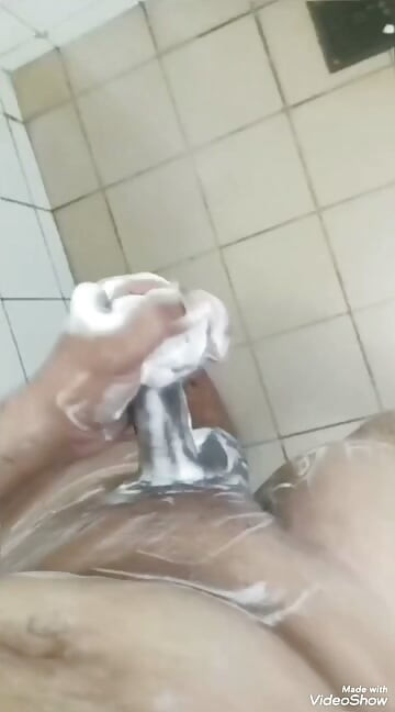 Onani kote besar aku dalam pancuran sejuk