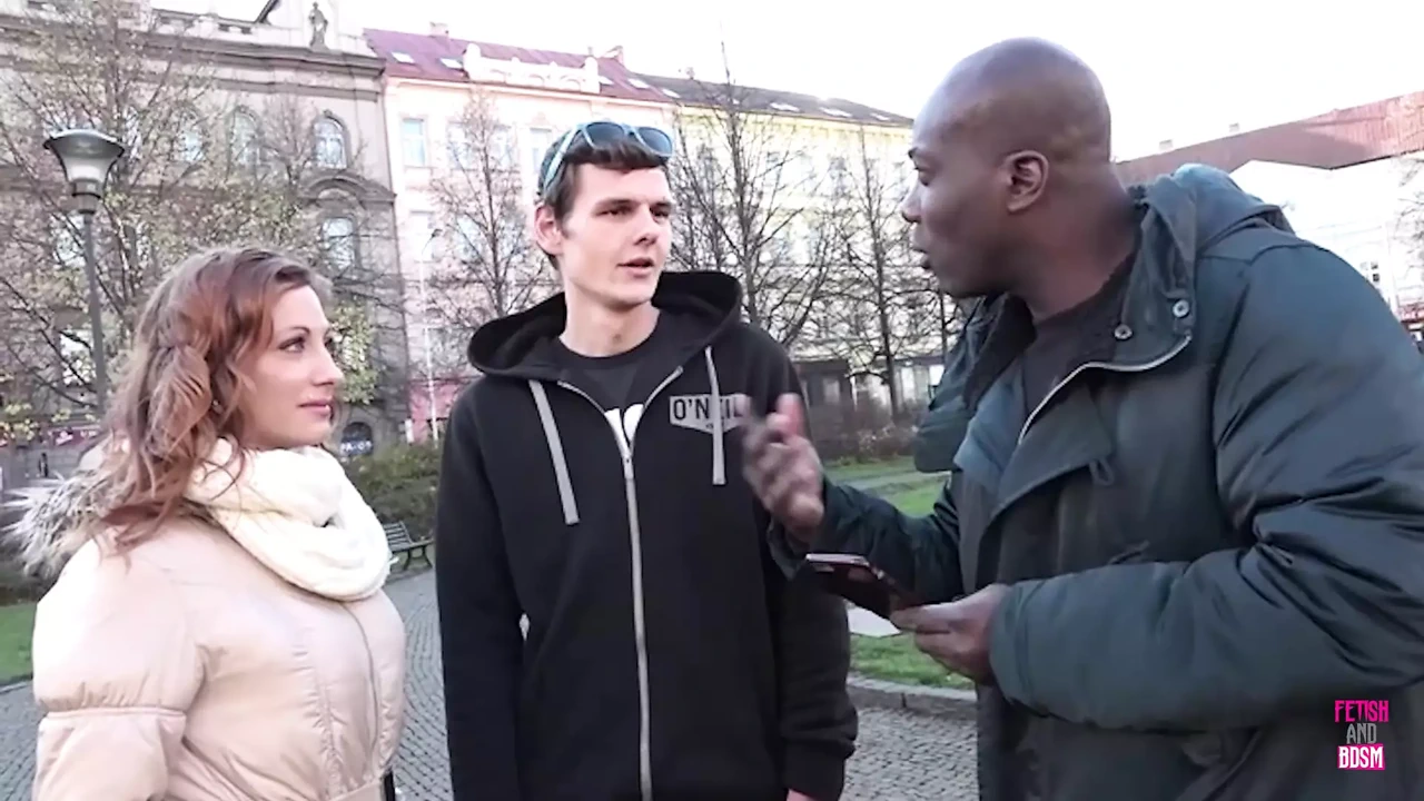 Их неземное приключение приводит их к черному человеку и его огромному стволу