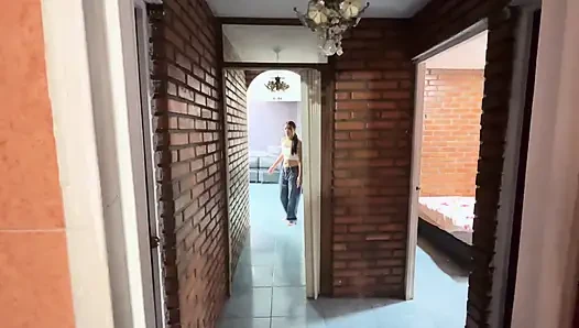 Aku jalan-jalan ke rumah abang tiriku dan ngeliat dia bugil di kamar mandi!