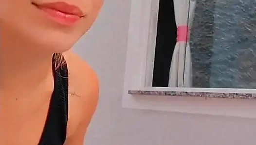 Rothaarige putzt das fenster vor der kamera - sofia felix