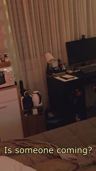 ストレートで健康なラテン系男性が初めてアナルに挑戦し、警備員が熱いスリーサムに同意する | クリップ 1