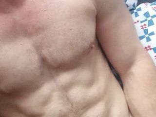 Muscle guy pokazuje  swoje perfekcyjne cialo i szybko konczy masturbujac sie