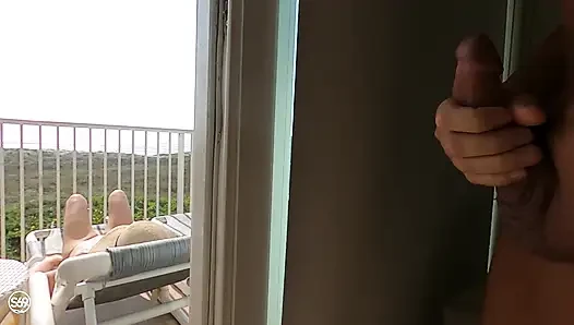 Berjemur di balkon sambil melihat semua orang berjalan