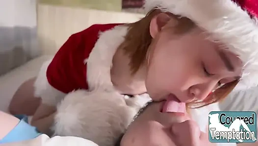 Самая симпатичная девушка Санта приходит, чтобы поздороваться. Сладкие поздравления, праздничные вибраторы, гонки сердец!
