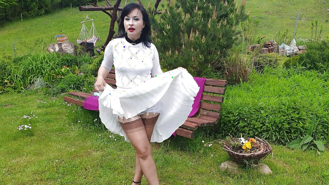 Wanilianna waląca swoją mufkę w ogrodzie