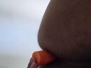 Jungfrau-Arsch wird mit einer Karotte gefickt