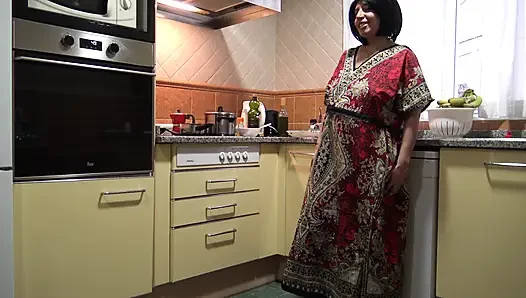 Üvey oğlum mutfakta kıllı amcığımı yalamak istedi
