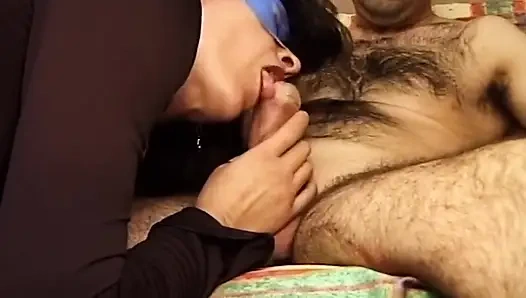 Maskeli orta yaşlı seksi kadının kıllı götü genişçe damlıyor