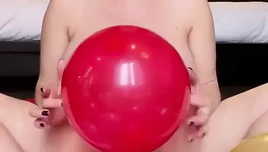 Merce lagi asik masturbasi pakai balon, memeknya super sange banget