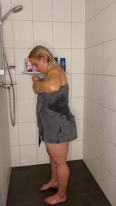 Obrijam se i pod vrućim tušem, gledam i napalim se kao i ja