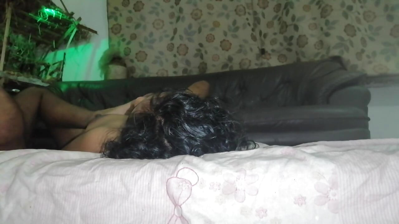 خدمتکار دسی پسر جوان را تعظیم می کند