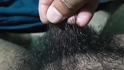 Bangladeşli baba evde penisle oynuyor