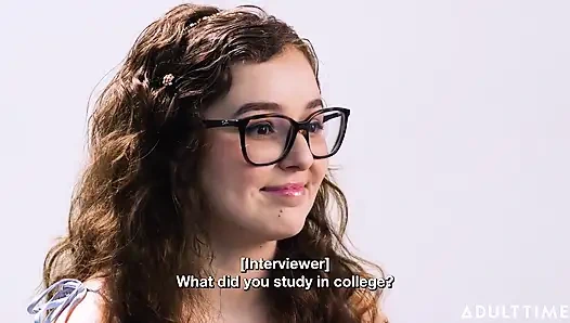 Leana Lovings думала, что кто-то наблюдает за ее мастурбацией!