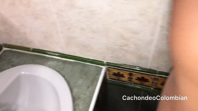 QUERIA DINERO NOS FUIMOS PARA LA DUCHA DEL CENTRO COMERCIAL