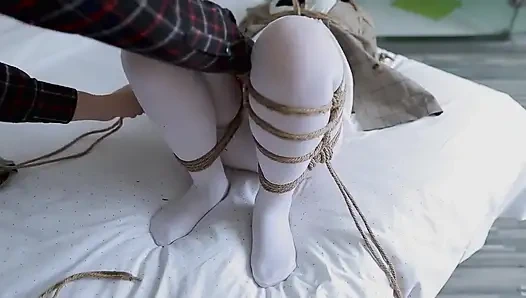 Hui09 - gadis jk dengan stoking putih diikat di ranjang dengan tali.