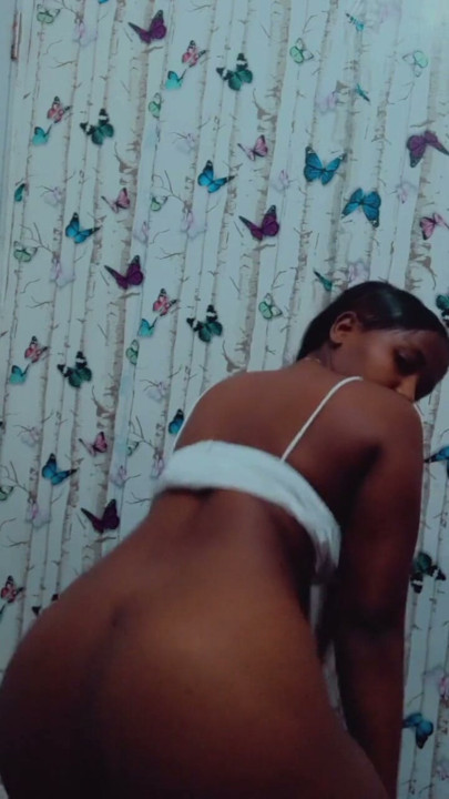 Look how my butt sounds you'll love seeing my butt move great You like it comment | Clip 1