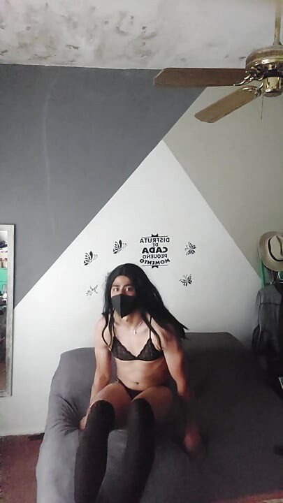 Crossdresser nosi bieliznę po raz pierwszy