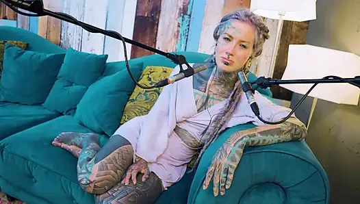Aku lagi ngomongin tentang b - bordem - asmr podcast sfw lagi ngobrol sama model bertato rambut gimbal asal gotik