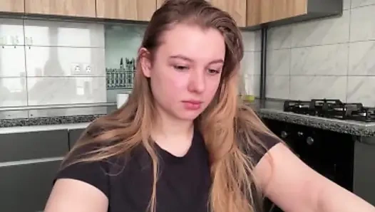 Jucielussie masturbiert morgens in der küche