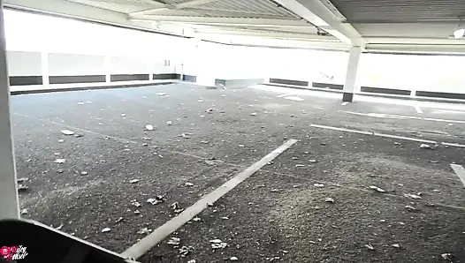 Azgın Sarışın Alman Orospu Otoparka Gönderildi ve Sevişti